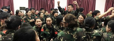 人生路，堅持方能成功，困難途中，攜手便是天堂！