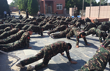 軍訓現(xiàn)場，教官逐個檢查軍姿標準！