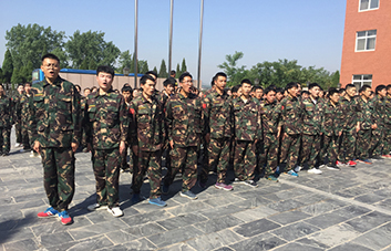軍訓現(xiàn)場，教官逐個檢查軍姿標準！