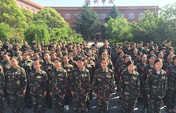 軍訓現(xiàn)場，教官逐個檢查軍姿標準！