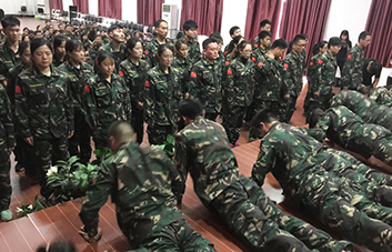 舉手表決，領袖魅力征服現(xiàn)象學員！